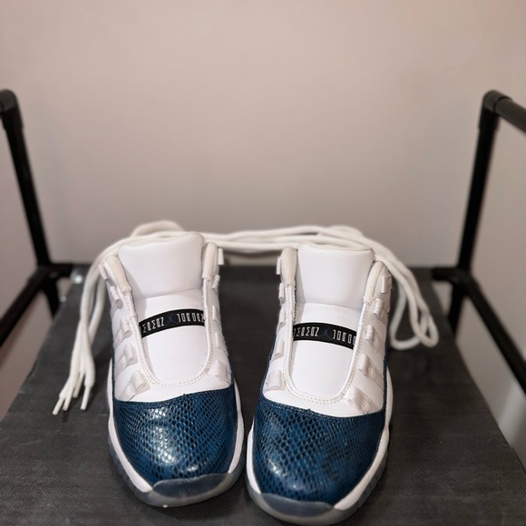 Air Jordans 11 - Picture 2 of 5